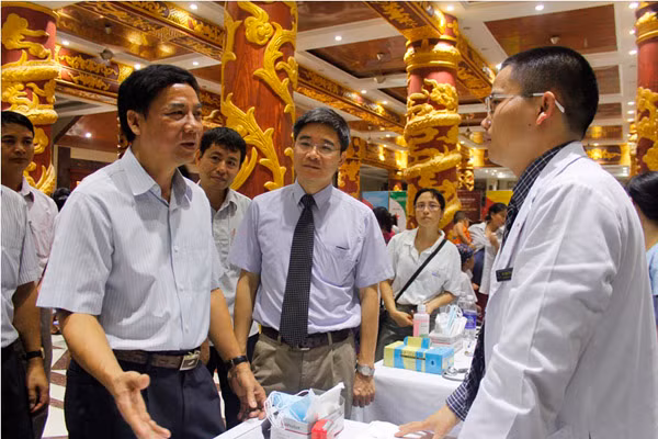 300 trẻ em ở "làng ô nhiễm" được Vinmec khám sức khỏe miễn phí ảnh 3