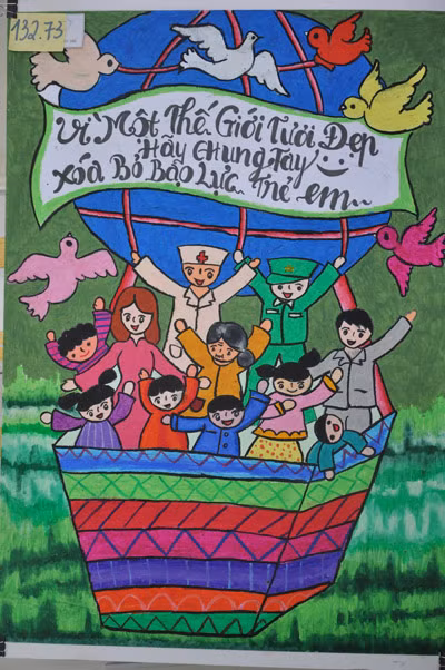 Hơn 100 bức tranh ấn tượng, truyền tải thông điệp "Cùng loại bỏ bạo lực với trẻ em" ảnh 1