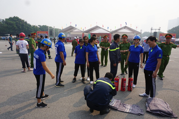 Những khoảnh khắc xử lý nhanh trong cuộc thi chữa cháy ảnh 8