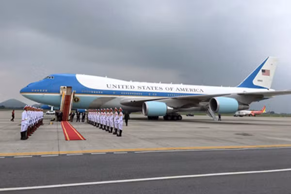 Tổng thống Obama dừng chân trú mưa tại làng Mễ Trì trước khi bay vào TP.HCM ảnh 5