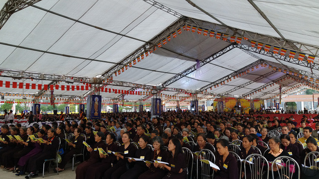  Hơn chục nghìn người đã đến với Đại lễ cầu siêu. Các phật tử tụng kinh từ 4h sáng nay. 