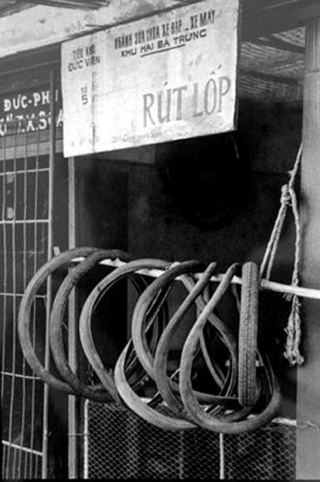 Ngỡ ngàng giấy đăng ký xe máy to bằng 2 bàn tay, mua xăng bằng phiếu ảnh 9