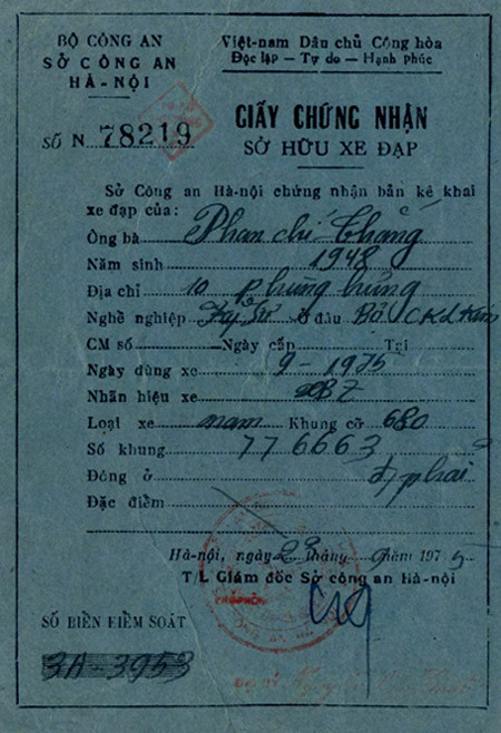 Ngỡ ngàng giấy đăng ký xe máy to bằng 2 bàn tay, mua xăng bằng phiếu ảnh 4
