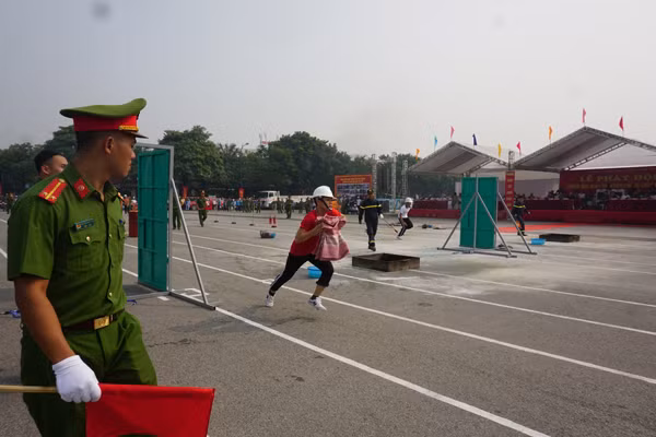 Những khoảnh khắc xử lý nhanh trong cuộc thi chữa cháy ảnh 12