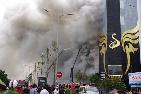 Nỗ lực dập lửa, cứu người tại quán karaoke trên phố Trần Thái Tông ảnh 1