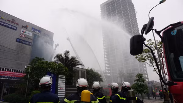 Thực tập chữa cháy, cứu nạn tại tòa tháp cao nhất Việt Nam ảnh 6