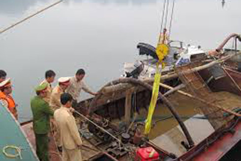 Bắt giữ 3 tàu hút cát trái phép trên sông Hồng ảnh 1