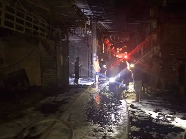 Cháy rụi hơn 80m2 nhà xưởng chế biến gỗ trong đêm ở huyện Thạch Thất ảnh 1 Cháy rụi hơn 80m2 nhà xưởng chế biến gỗ trong đêm ở huyện Thạch Thất ảnh 1