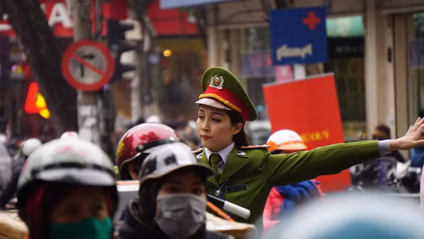 Phân luồng giao thông, đảm bảo an ninh trật tự ngày "Thần tài" ảnh 7