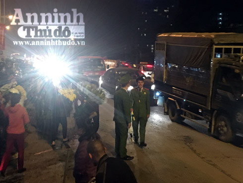 Trắng đêm ở chợ hoa Quảng Bá ngày cận Tết ảnh 12