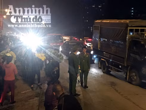 Trắng đêm ở chợ hoa Quảng Bá ngày cận Tết ảnh 12