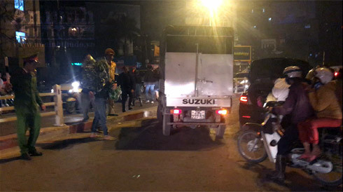 Trắng đêm ở chợ hoa Quảng Bá ngày cận Tết ảnh 10