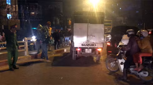 Trắng đêm ở chợ hoa Quảng Bá ngày cận Tết ảnh 10