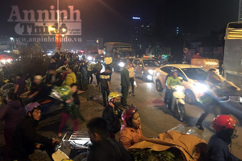 Trắng đêm ở chợ hoa Quảng Bá ngày cận Tết ảnh 9