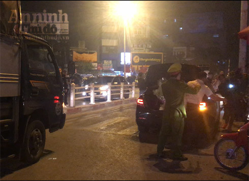 Trắng đêm ở chợ hoa Quảng Bá ngày cận Tết ảnh 11