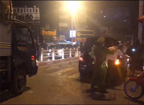 Trắng đêm ở chợ hoa Quảng Bá ngày cận Tết ảnh 11