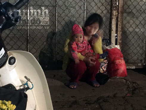 Trắng đêm ở chợ hoa Quảng Bá ngày cận Tết ảnh 8