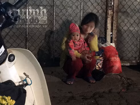 Trắng đêm ở chợ hoa Quảng Bá ngày cận Tết ảnh 8