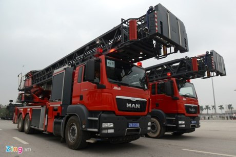 Dàn xe chống khủng bố tham gia bảo vệ Đại hội Đảng