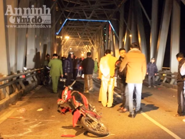 Xe máy đối đầu giữa cầu, 2 người đàn ông chết thảm ảnh 1