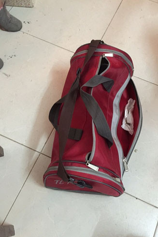 Bí mật trong chiếc túi du lịch... màu đỏ thẫm ảnh 1