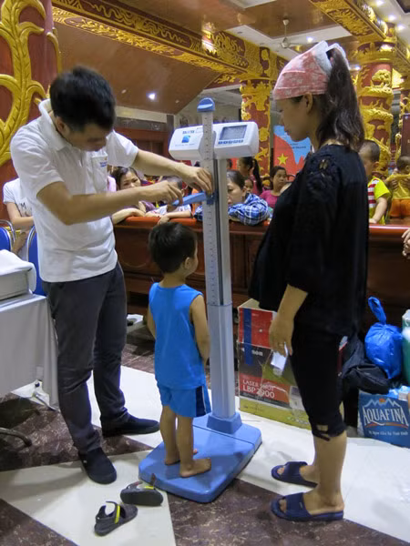 300 trẻ em ở "làng ô nhiễm" được Vinmec khám sức khỏe miễn phí ảnh 2