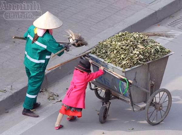 Thăm hai mẹ con đẩy xe rác ngày mùng 3 Tết ảnh 4