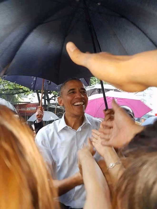 Tổng thống Obama dừng chân trú mưa tại làng Mễ Trì trước khi bay vào TP.HCM ảnh 4