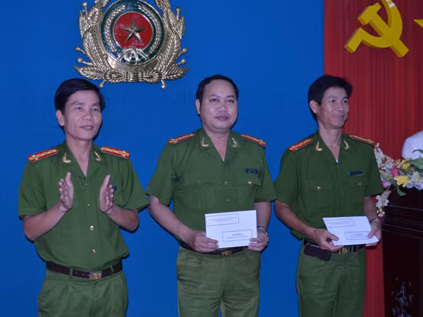 Thưởng nóng 2 đơn vị phá nhanh vụ trộm trên 1 tỷ đồng ảnh 1