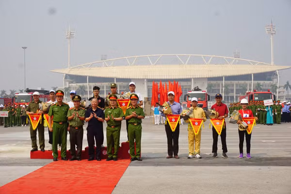 Những khoảnh khắc xử lý nhanh trong cuộc thi chữa cháy ảnh 14