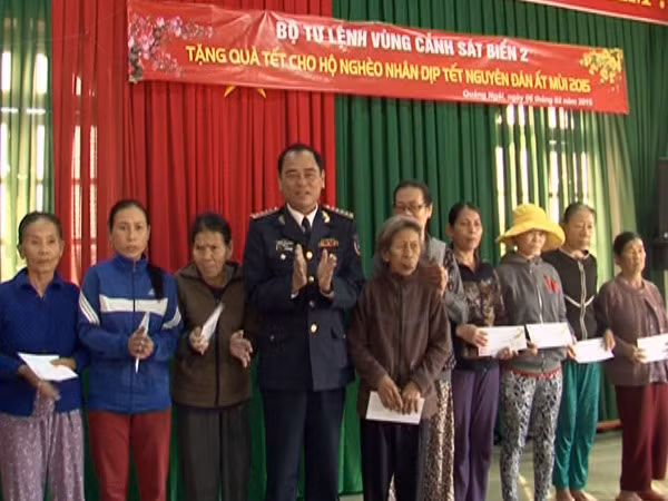 Bộ tư lệnh vùng cảnh sát biển 2 tặng quà tết hộ nghèo vùng ven biển ảnh 1