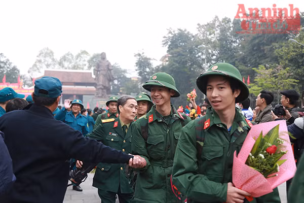 Những hình ảnh xúc động tại lễ giao nhận quân 2017 ảnh 18