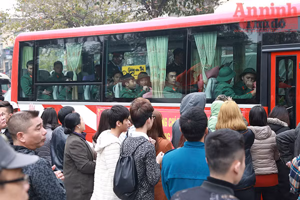Những hình ảnh xúc động tại lễ giao nhận quân 2017 ảnh 21