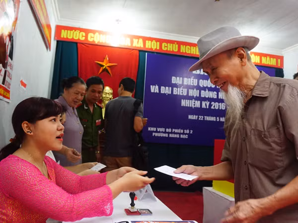 Cử tri phố cổ nô nức đi bầu cử ảnh 8 Cử tri phố cổ nô nức đi bầu cử ảnh 8