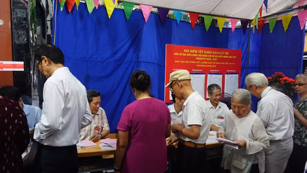 Cử tri phố cổ nô nức đi bầu cử ảnh 4 Cử tri phố cổ nô nức đi bầu cử ảnh 4