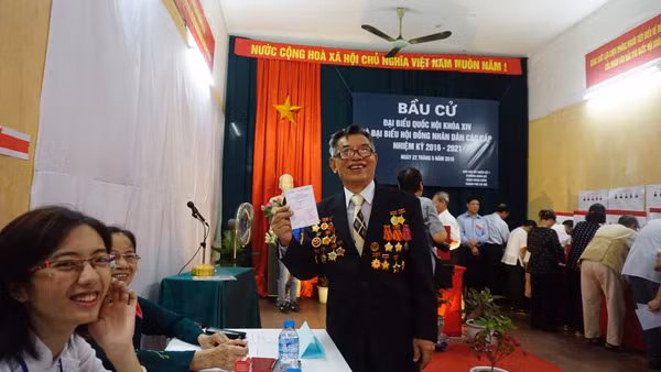 Cử tri phố cổ nô nức đi bầu cử ảnh 6 Cử tri phố cổ nô nức đi bầu cử ảnh 6