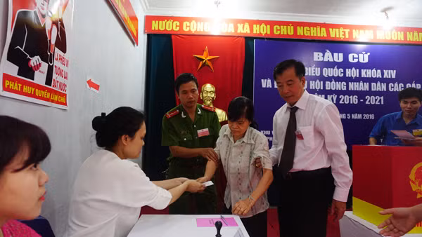 Cử tri phố cổ nô nức đi bầu cử ảnh 10 Cử tri phố cổ nô nức đi bầu cử ảnh 10