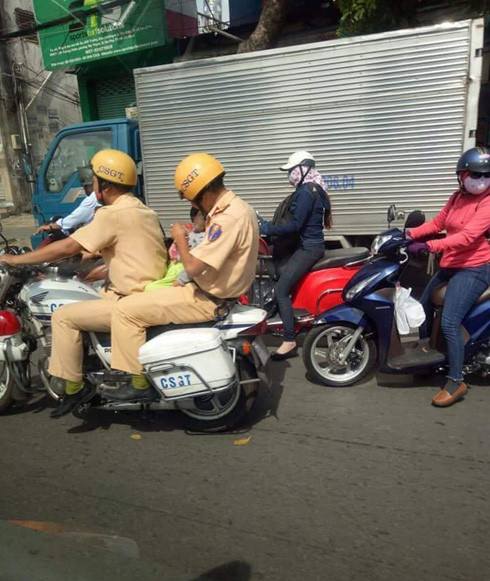 CSGT lái mô tô mở đường, ôm bé trai lao đến bệnh viện cấp cứu ảnh 2