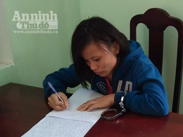 Mâu thuẫn, con gái dùng dao đâm chết mẹ nuôi ảnh 1