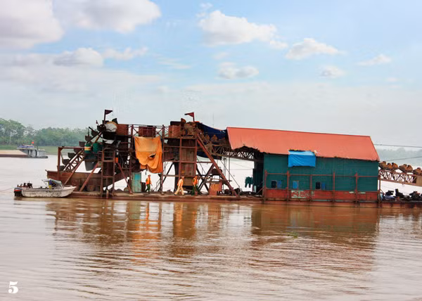 "Đi săn" tàu cuốc hút cát trộm trên sông Hồng ảnh 4