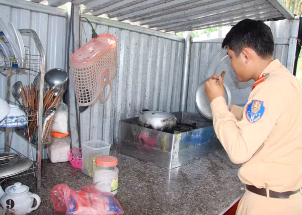 "Đi săn" tàu cuốc hút cát trộm trên sông Hồng ảnh 7