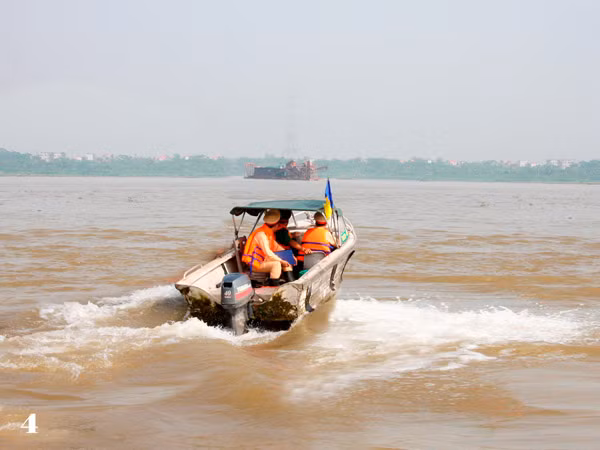 "Đi săn" tàu cuốc hút cát trộm trên sông Hồng ảnh 3