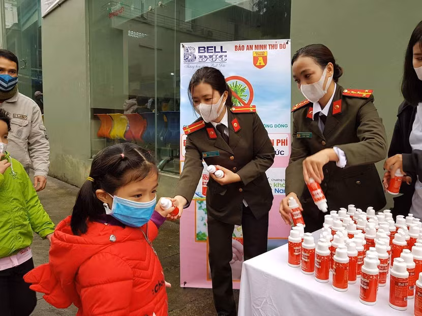 Báo ANTĐ tặng miễn phí 5.000 chai nước rửa tay khô tới người dân Hà Nội ảnh 2