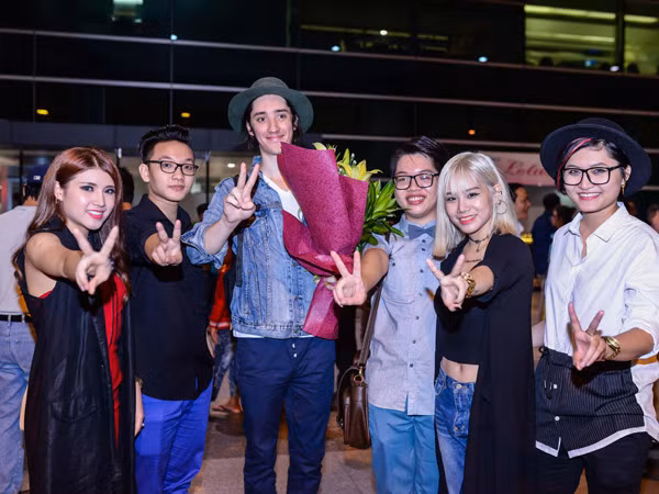 Chàng trai gốc Việt "gây sốt" tại The Voice Mỹ đã có mặt tại Việt Nam ảnh 9