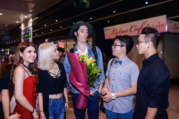 Chàng trai gốc Việt "gây sốt" tại The Voice Mỹ đã có mặt tại Việt Nam ảnh 8