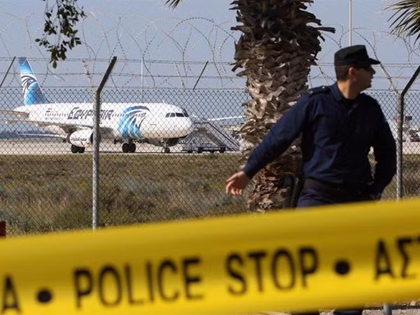 Những hình ảnh mới nhất từ hiện trường vụ máy bay bị bắt cóc ảnh 5