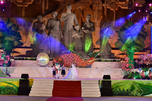 Rực rỡ đêm hội Trung thu lớn nhất Việt Nam ảnh 4