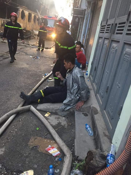 Xúc động những hình ảnh lính cứu hỏa sau khi chiến thắng "giặc" lửa ảnh 4