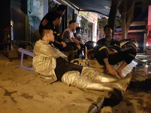 Xúc động những hình ảnh lính cứu hỏa sau khi chiến thắng "giặc" lửa ảnh 3