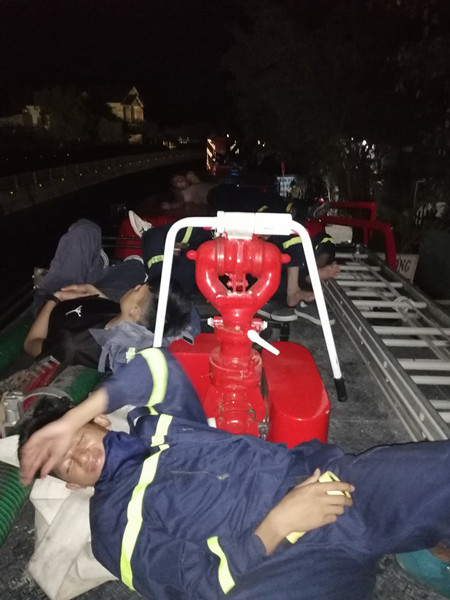 Xúc động những hình ảnh lính cứu hỏa sau khi chiến thắng "giặc" lửa ảnh 9